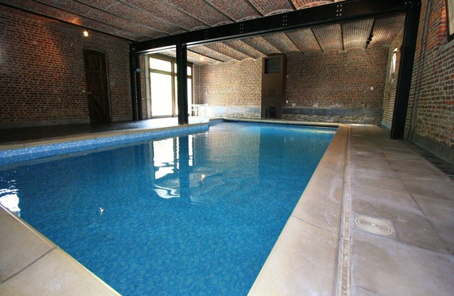 Mansion with Pool, Néblon