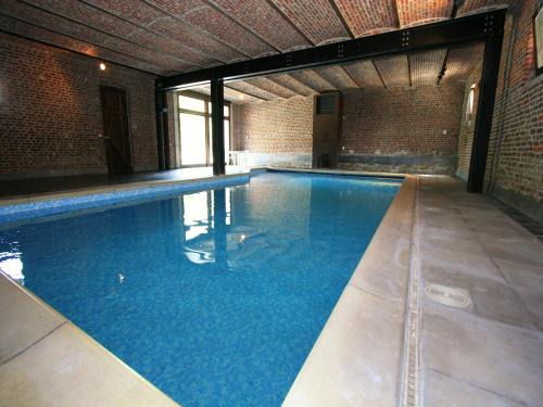 Mansion with Pool, Néblon