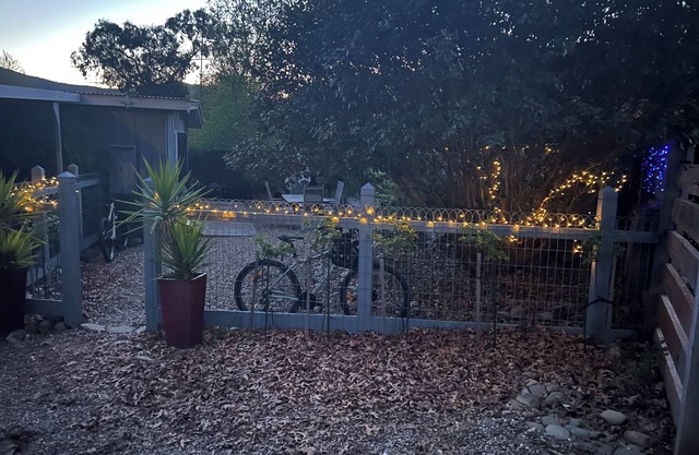 Maple Rose Cottage - pet friendly - park the car and walk everywhere!