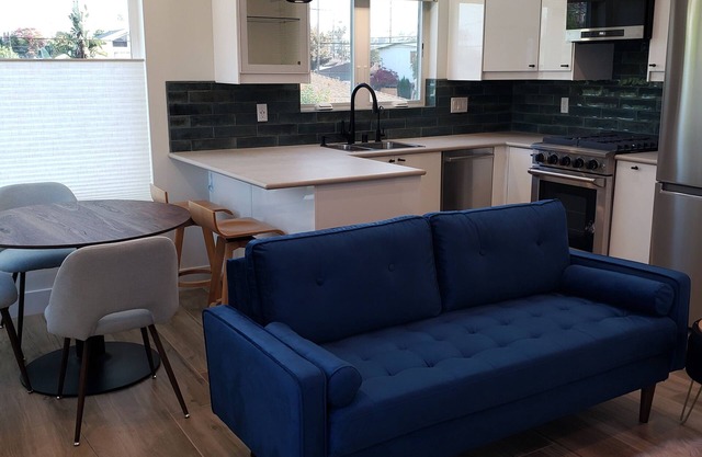 Mar Vista Gem, new ADU luxurious furnished zen 1br/1bath with shared deck