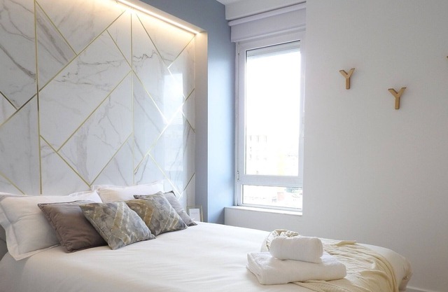 Marble Bedroom, Lisbon Airport Charming Rooms
