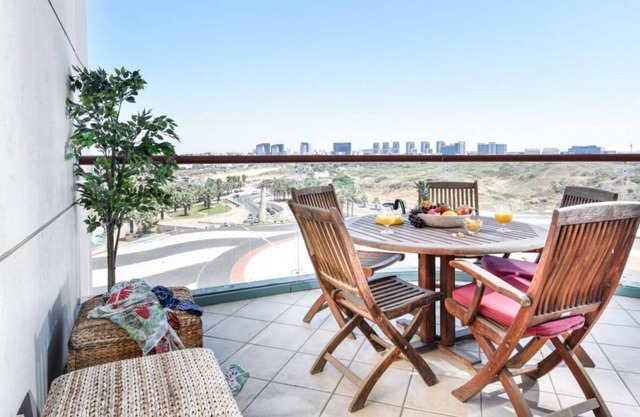 Marina Apartment With Stunning Views