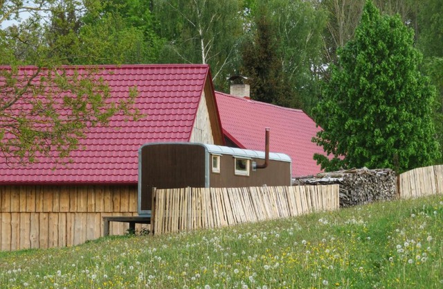 Maringotka na samotě na kozí farmě