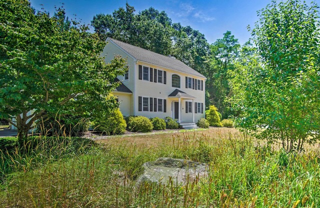 Marion Home w/Private Deck < 1 Mi From Beach