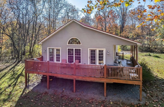 Mariposa Moon - creekside| grill | wifi| fire pit | covered porch