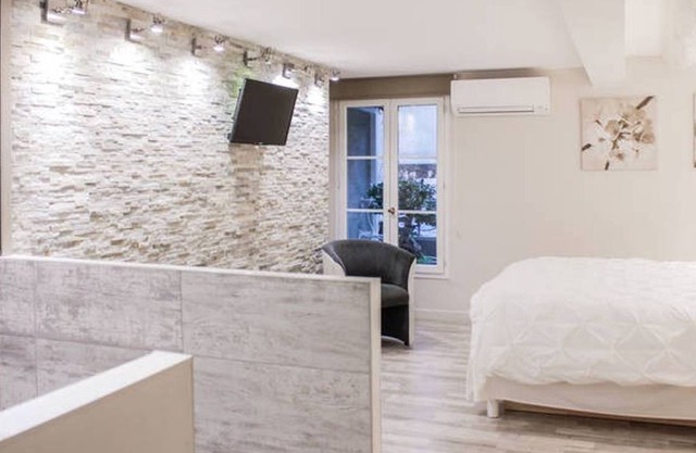 Marseillecity - Deluxe Room With Breakfast