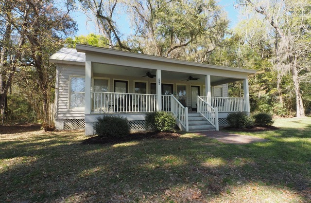Marsh-view Cottage in the Woods: surrounded by majestic oaks, birdsong & marsh!