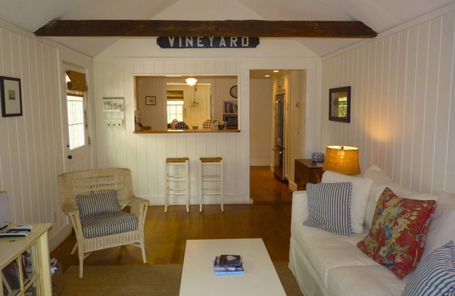 Marthas Vineyard Edgartown Cottage - Easy walk to village, outdoor shower, linen