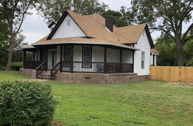 Marvelous 8 BR Home in Breathtaking Whiteville, TN. Extraordinary Parking