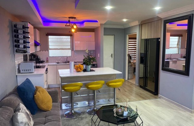 Marvelous Getaway Home with Fibre & 5G internet, 24 hour security in Alberton.