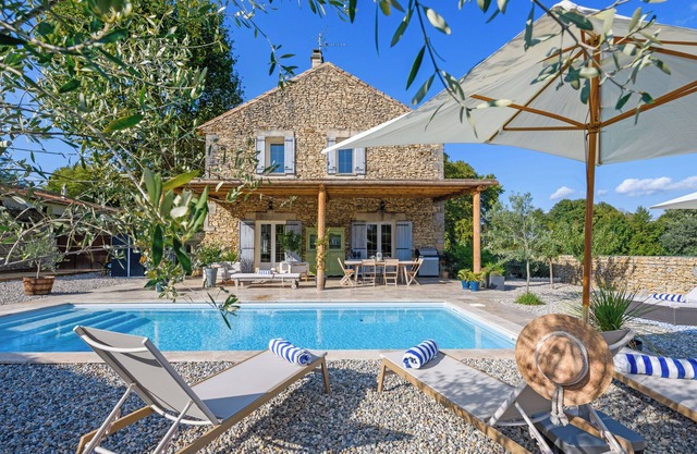 Mas provençal en pierres avec pisicine privée, jardin - ideal for family