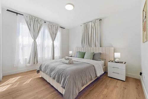 Massive 8BR Home in Hayward with AC Free Parking