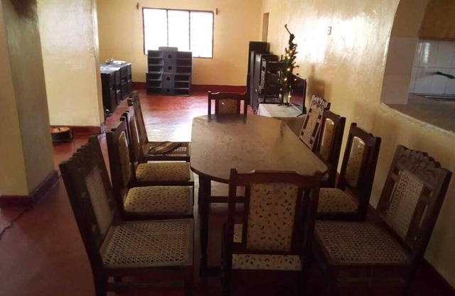 Maui Palm house, Ukunda, 4 bedroom secure compound, 10 minutes to the beach.
