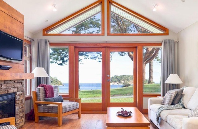 Mayne Island Resort - Waterfront Cottage