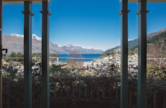 McAlister House - Queenstown Holiday Home