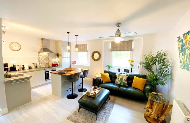 Meadfoot Bay Apartment at Hesketh Crescent - sleeps 3 guests in 1 bedroom