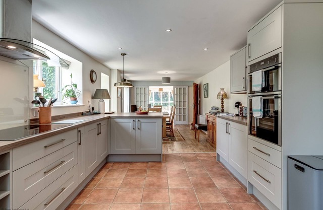 Meadow Cottage | Oxfordshire Holiday Let | 4 Beds & Sleeps 8