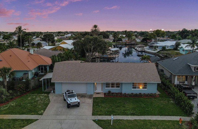 Merritt Island GetawaynSpacious 5-bedroom house in with AC, WiFi