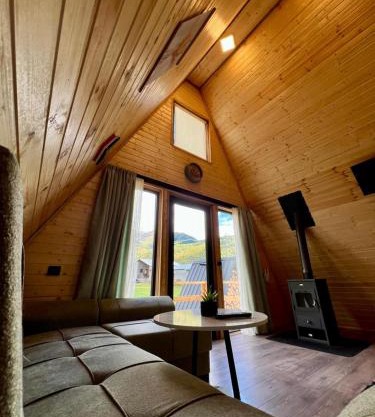 Mestia Sunrise Cottage, 1BR Mountain Stay Svaneti