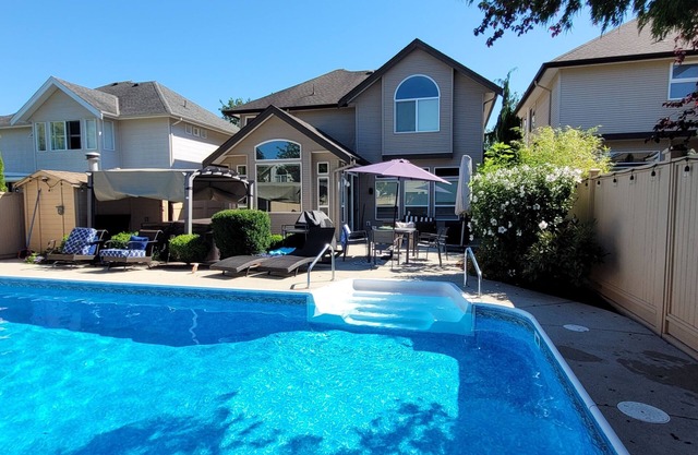 Metropolitan Dream Stay with Pool and Hot Tub