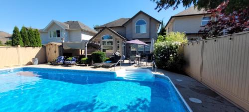 Metropolitan Dream Stay with Pool and Hot Tub