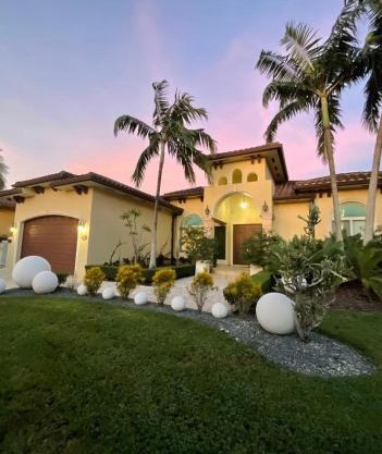 MIAMI LUX Villa 4BR FREE parking, Pool, Jacuzzi, Near Airport
