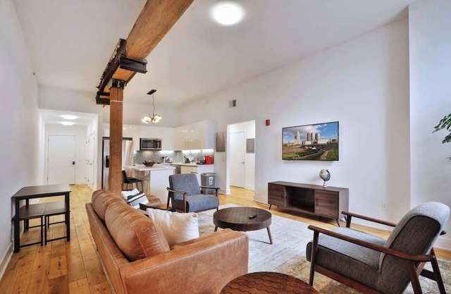 Mid-Century Downtown Loft (Free Parking)