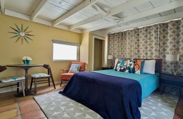 Mid-century marvelous 1 bed, pets welcome!