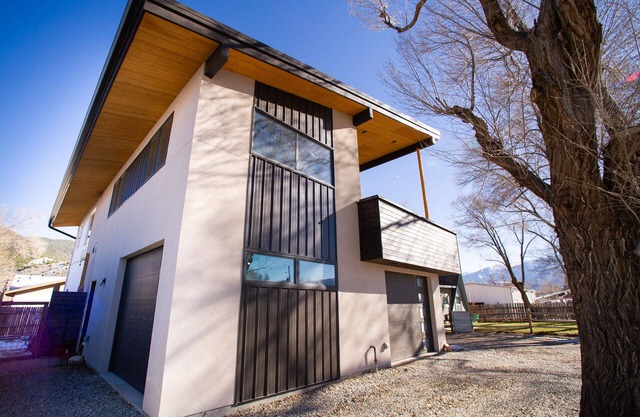 Mid-Century Modern In Salida, 4X4 deep soaking Tub, Huge 2nd story Balcony views