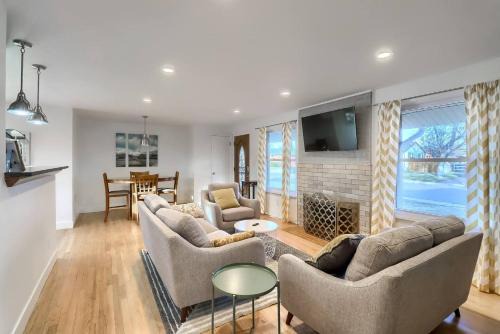 Mid-mod Home 3 Baths 2 Living Rms Yard