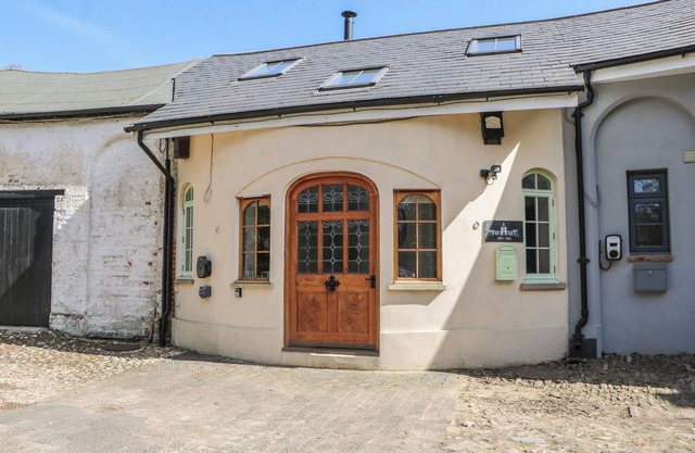 MIDDLE TOWER, character holiday cottage in Reigate