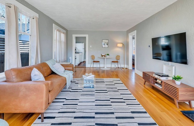 Midtown Mtn Charmer~Pets~BBQ~Fire pit~A+ Walk Score~high speed WiFi~Foosball!