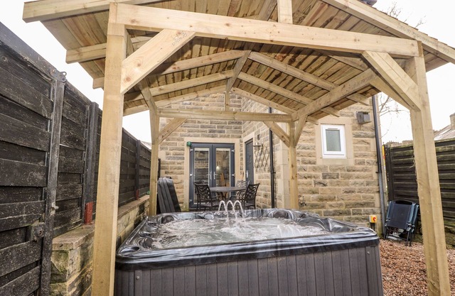 MIDWAY HOUSE, pet friendly, with hot tub in Cross Hills