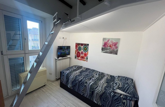 Milan: Bright studio in Porta Venezia, a few steps from the city center