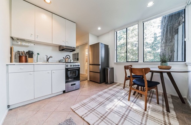 Mill Valley Treehouse Apt 1 Bedroom Apts by RedAwning