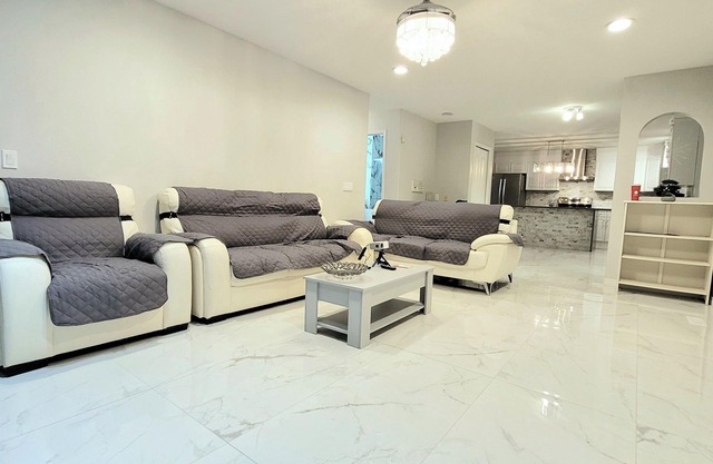 Million Dollars Home! Beside Park and Lake