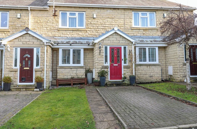 MILO'S LODGE, pet friendly, with hot tub in Glossop