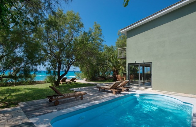 MILOS BAY VILLAS- LUXURY PRIVATE VILLA ON THE BEACH!