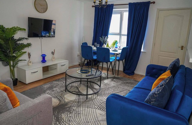 Milton Keynes Home - Sleeps 4 - Parking