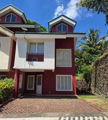 Minimalist inspired- A1 Courtyard Canyon Woods Tagaytay
