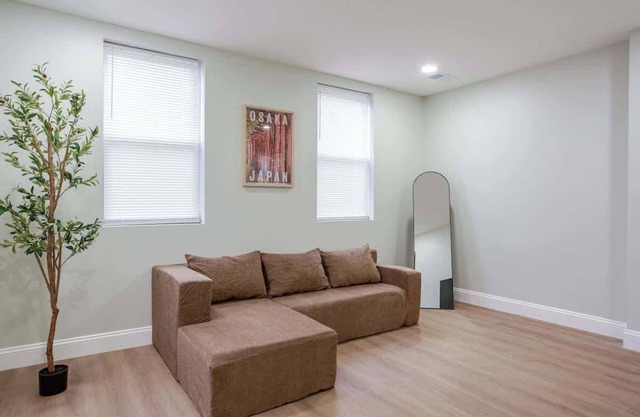 Minimalist S Center City 2Queens