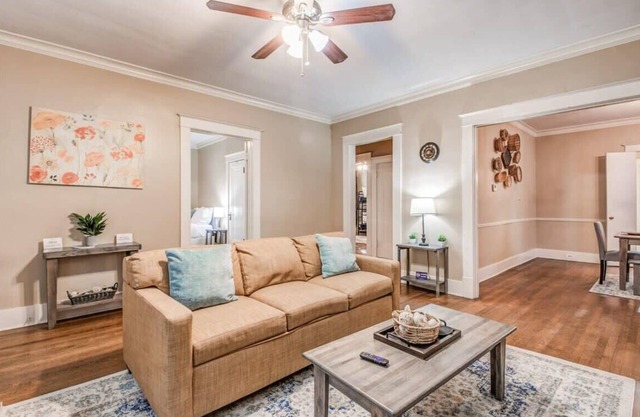 Mins to Downtown, Bottom Unit - Bluemoon Bungalow