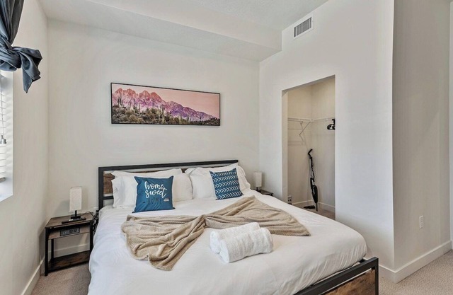 Mins to Heart of Draper - King Bed - Hot Tub - Gym