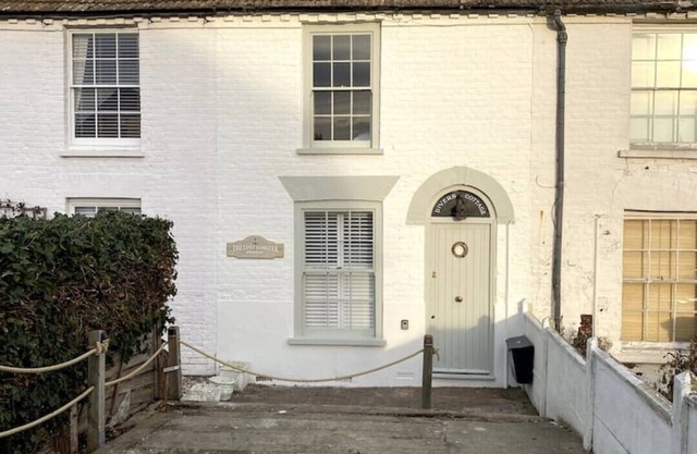 Minutes from Whitstable beach and high street. Sleeps up to 6