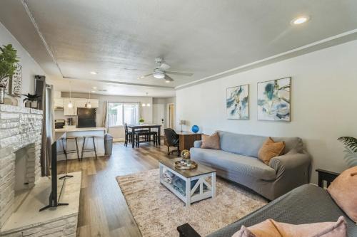 Minutes to Airport hospitals shopping AC and Smart TVs