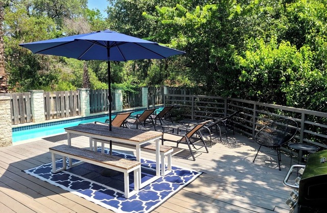 Minutes to Zilker Park + Pool - Modern Elegance!