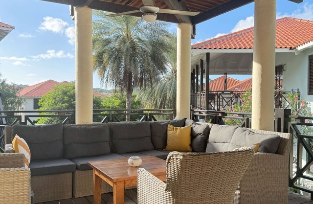 ⭐ Minutes’ walk to the best beach, pool, golf. ⭐ 🧡 6BR-4BA