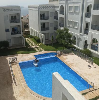 MIRABAIE Appartement Cosy Family -Sur la colline de la baie de Tanger Terrasse Piscine Garage WiFi à 8 min en voiture de CAP Malabata et la corniche animée et des prestigieux cafés restaurants lounge