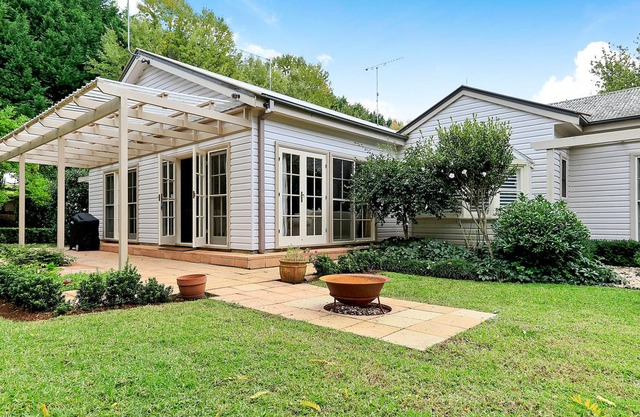 Mirrabooka, Burrawang - beautiful home and 3 acres of gardens in the Southern Highlands
