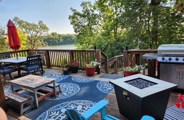 Mississippi River views, year-round Hot Tub and Bald Eagle Visitors